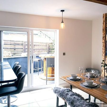 4 Bedroom - Sleep 9 Home In Cheadle Staffordshire - Alton Towers Polar Express Dimmingsdale Peak District Trentham Gardens Water World ภายนอก รูปภาพ