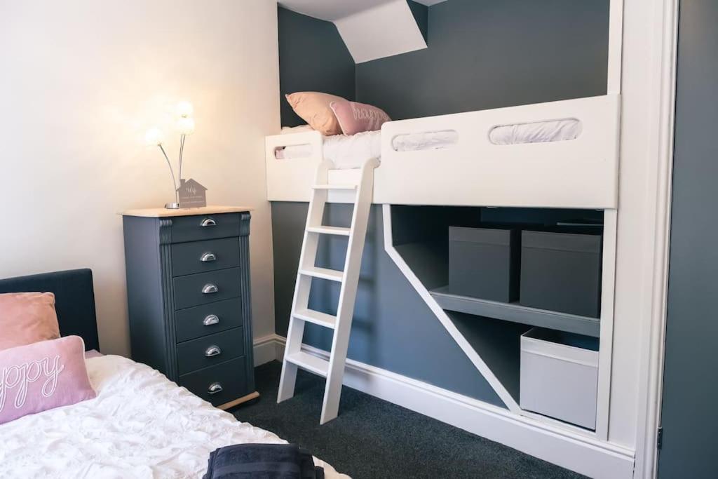 4 Bedroom - Sleep 9 Home In Cheadle Staffordshire - Alton Towers Polar Express Dimmingsdale Peak District Trentham Gardens Water World ภายนอก รูปภาพ