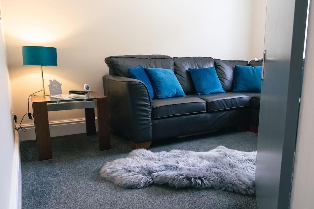 4 Bedroom - Sleep 9 Home In Cheadle Staffordshire - Alton Towers Polar Express Dimmingsdale Peak District Trentham Gardens Water World ภายนอก รูปภาพ