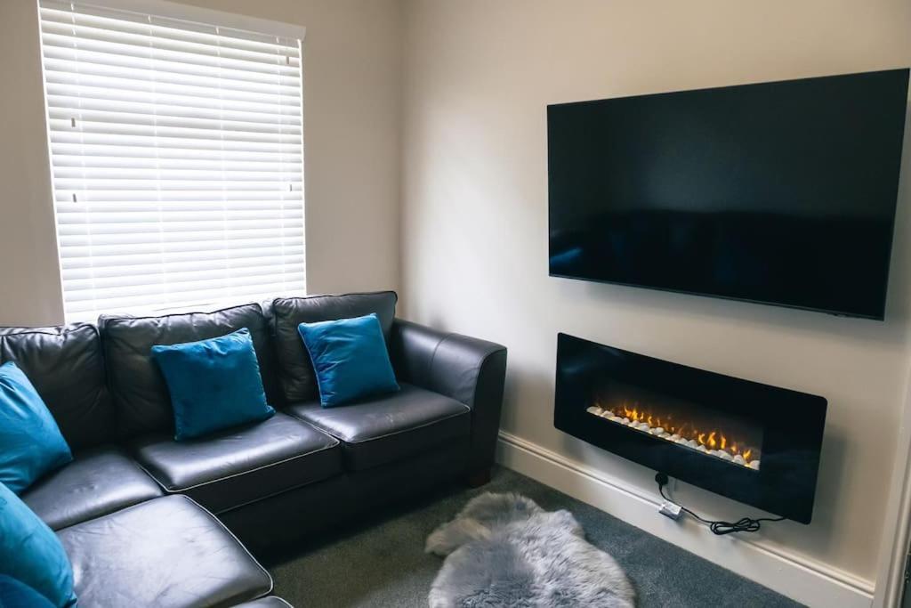 4 Bedroom - Sleep 9 Home In Cheadle Staffordshire - Alton Towers Polar Express Dimmingsdale Peak District Trentham Gardens Water World ภายนอก รูปภาพ