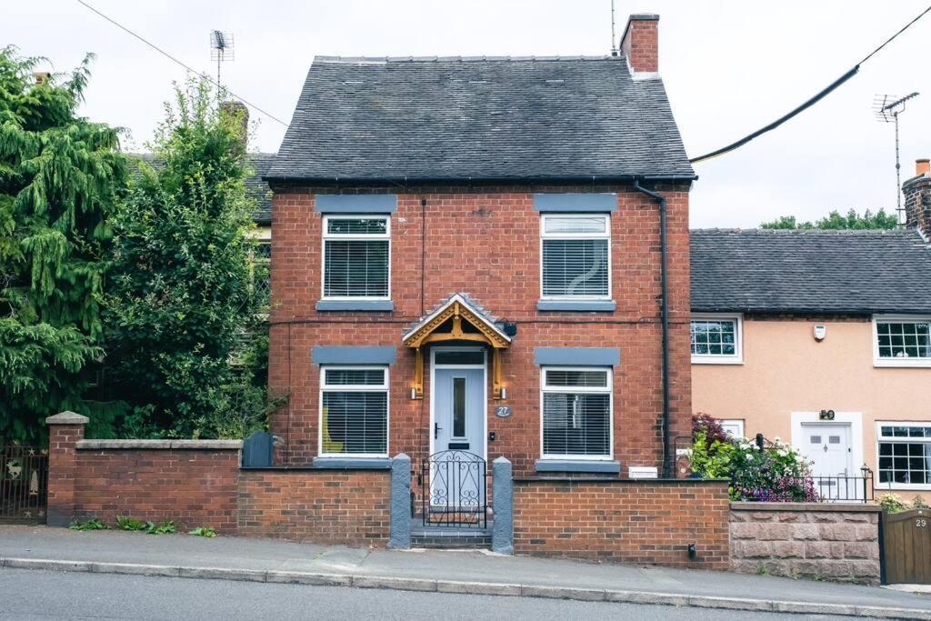 4 Bedroom - Sleep 9 Home In Cheadle Staffordshire - Alton Towers Polar Express Dimmingsdale Peak District Trentham Gardens Water World ภายนอก รูปภาพ