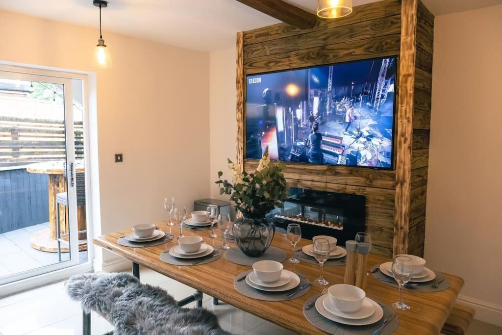 4 Bedroom - Sleep 9 Home In Cheadle Staffordshire - Alton Towers Polar Express Dimmingsdale Peak District Trentham Gardens Water World ภายนอก รูปภาพ