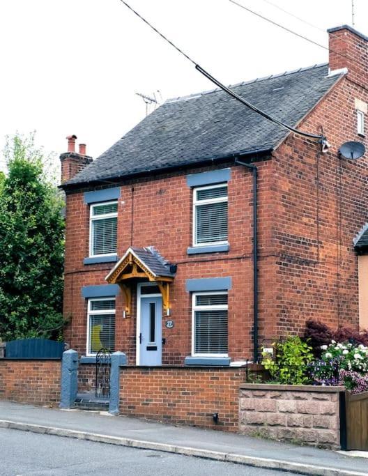 4 Bedroom - Sleep 9 Home In Cheadle Staffordshire - Alton Towers Polar Express Dimmingsdale Peak District Trentham Gardens Water World ภายนอก รูปภาพ