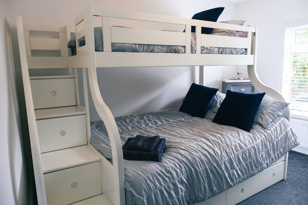 4 Bedroom - Sleep 9 Home In Cheadle Staffordshire - Alton Towers Polar Express Dimmingsdale Peak District Trentham Gardens Water World ภายนอก รูปภาพ