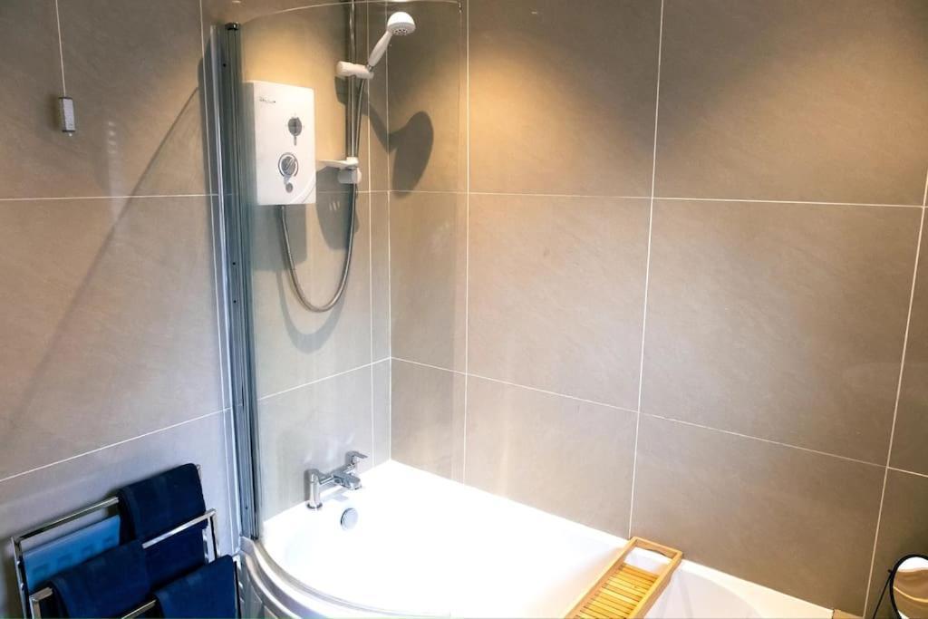 4 Bedroom - Sleep 9 Home In Cheadle Staffordshire - Alton Towers Polar Express Dimmingsdale Peak District Trentham Gardens Water World ภายนอก รูปภาพ