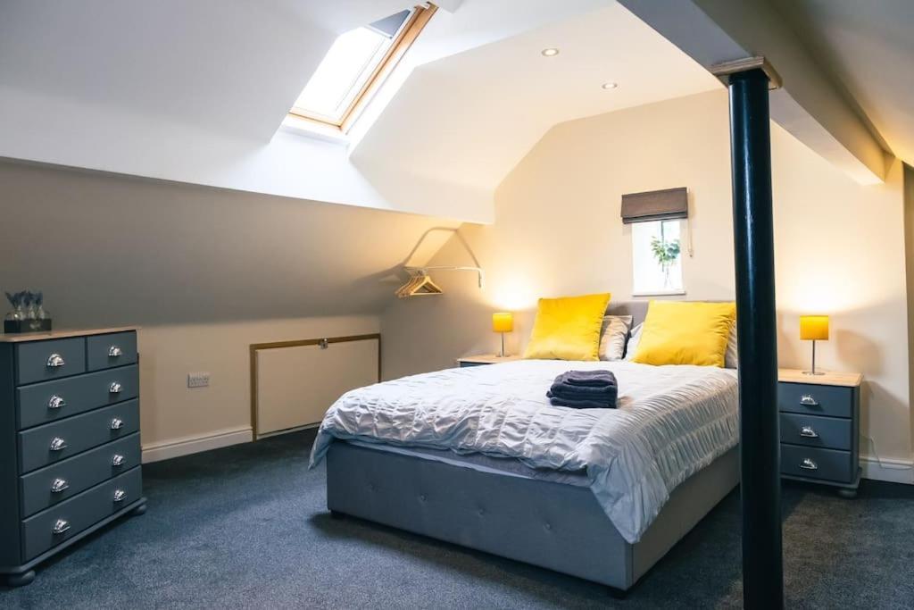 4 Bedroom - Sleep 9 Home In Cheadle Staffordshire - Alton Towers Polar Express Dimmingsdale Peak District Trentham Gardens Water World ภายนอก รูปภาพ
