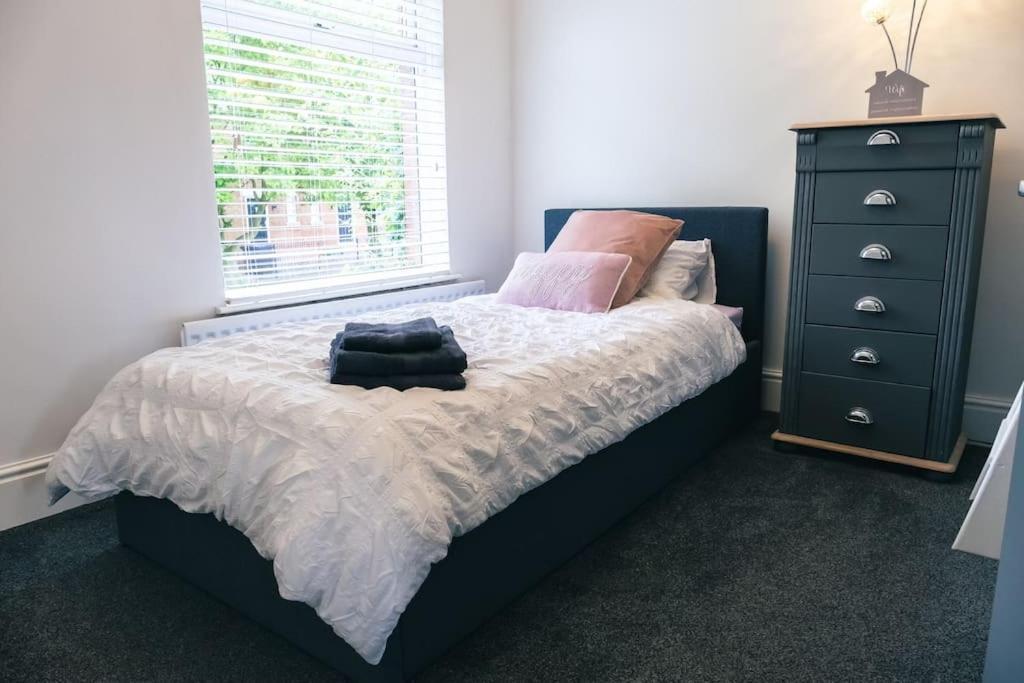 4 Bedroom - Sleep 9 Home In Cheadle Staffordshire - Alton Towers Polar Express Dimmingsdale Peak District Trentham Gardens Water World ภายนอก รูปภาพ