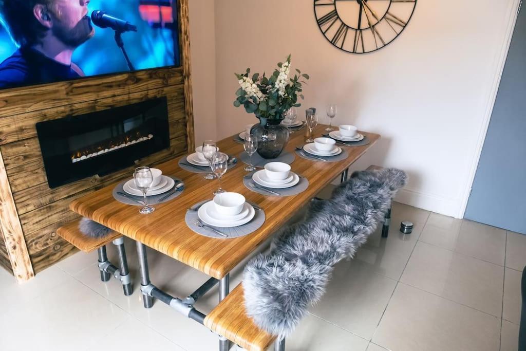 4 Bedroom - Sleep 9 Home In Cheadle Staffordshire - Alton Towers Polar Express Dimmingsdale Peak District Trentham Gardens Water World ภายนอก รูปภาพ