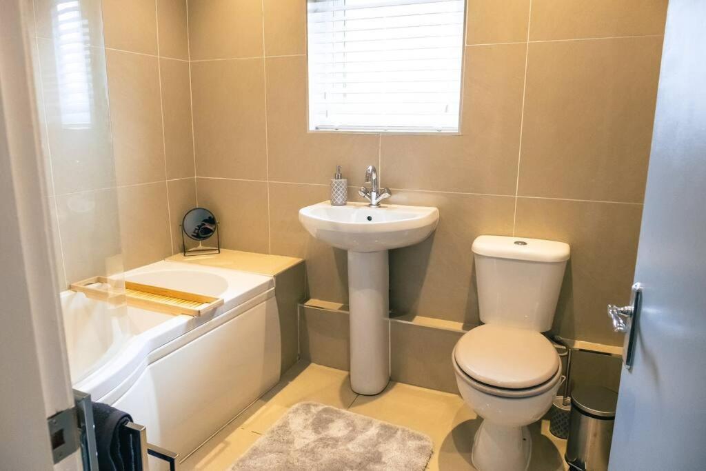 4 Bedroom - Sleep 9 Home In Cheadle Staffordshire - Alton Towers Polar Express Dimmingsdale Peak District Trentham Gardens Water World ภายนอก รูปภาพ