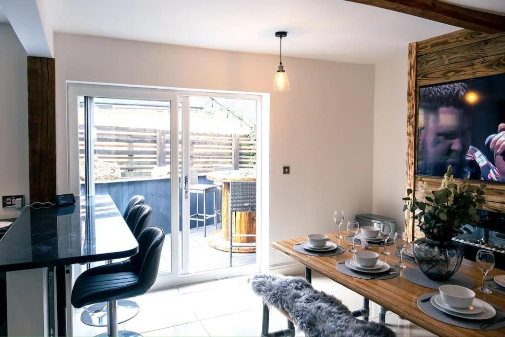 4 Bedroom - Sleep 9 Home In Cheadle Staffordshire - Alton Towers Polar Express Dimmingsdale Peak District Trentham Gardens Water World ภายนอก รูปภาพ
