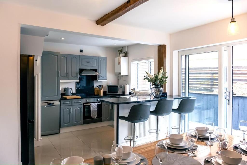 4 Bedroom - Sleep 9 Home In Cheadle Staffordshire - Alton Towers Polar Express Dimmingsdale Peak District Trentham Gardens Water World ภายนอก รูปภาพ