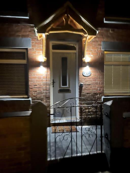 4 Bedroom - Sleep 9 Home In Cheadle Staffordshire - Alton Towers Polar Express Dimmingsdale Peak District Trentham Gardens Water World ภายนอก รูปภาพ