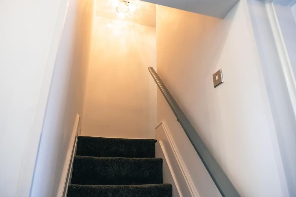 4 Bedroom - Sleep 9 Home In Cheadle Staffordshire - Alton Towers Polar Express Dimmingsdale Peak District Trentham Gardens Water World ภายนอก รูปภาพ