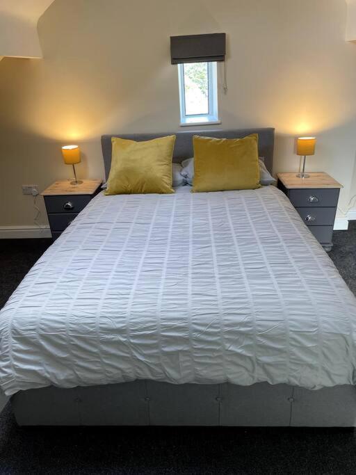 4 Bedroom - Sleep 9 Home In Cheadle Staffordshire - Alton Towers Polar Express Dimmingsdale Peak District Trentham Gardens Water World ภายนอก รูปภาพ