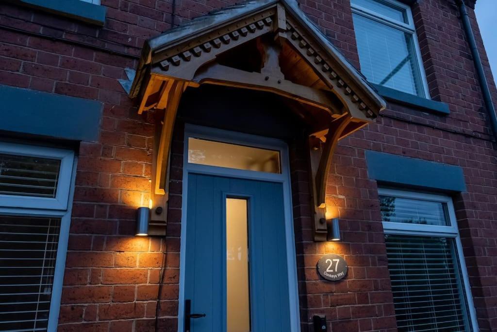 4 Bedroom - Sleep 9 Home In Cheadle Staffordshire - Alton Towers Polar Express Dimmingsdale Peak District Trentham Gardens Water World ภายนอก รูปภาพ