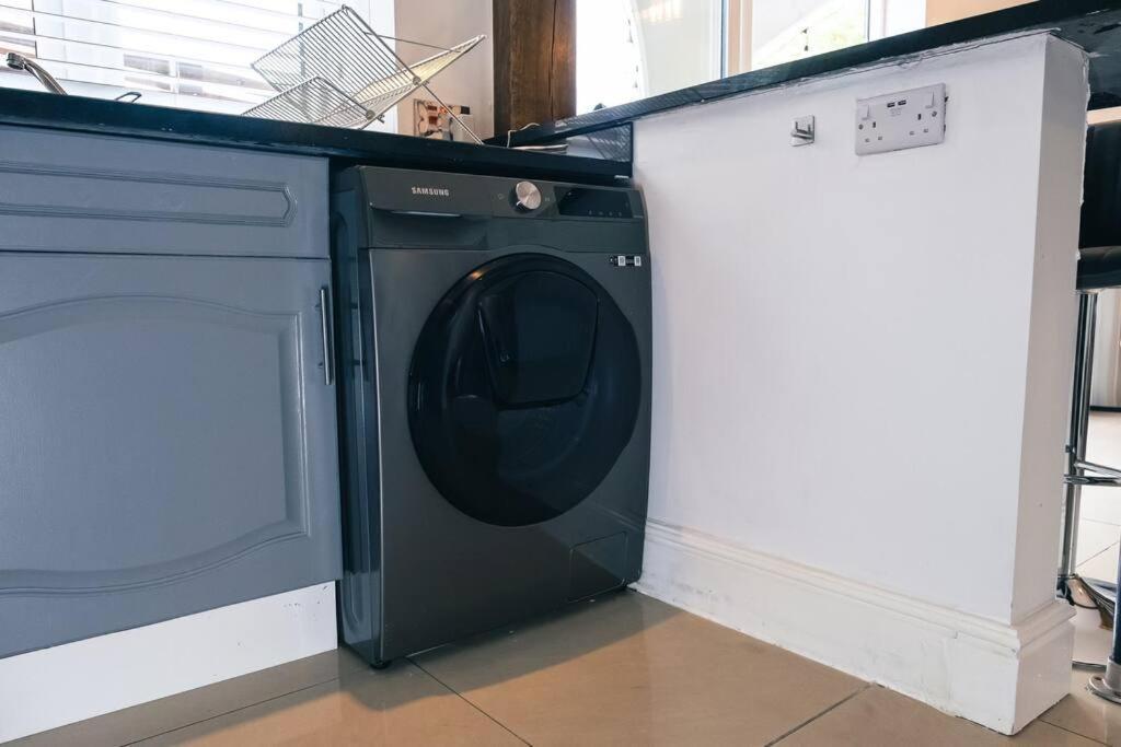 4 Bedroom - Sleep 9 Home In Cheadle Staffordshire - Alton Towers Polar Express Dimmingsdale Peak District Trentham Gardens Water World ภายนอก รูปภาพ