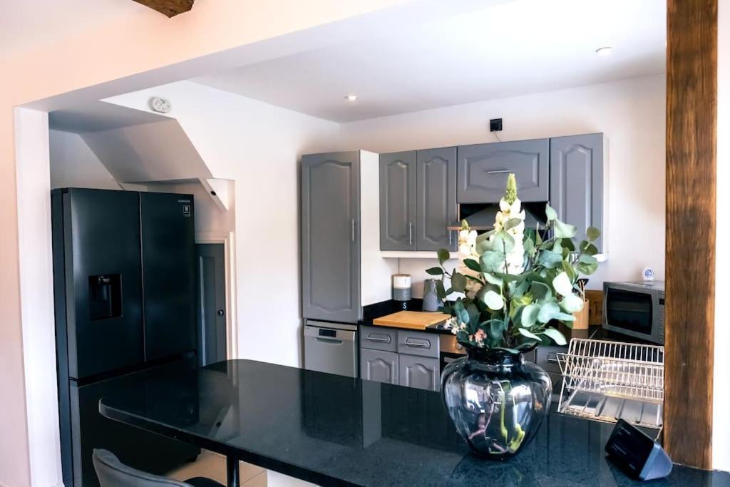 4 Bedroom - Sleep 9 Home In Cheadle Staffordshire - Alton Towers Polar Express Dimmingsdale Peak District Trentham Gardens Water World ภายนอก รูปภาพ